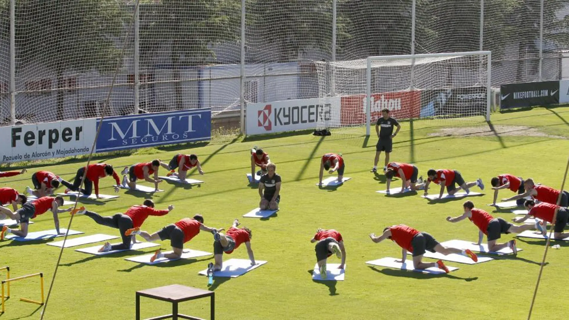 Los jugadores del Atlético de Madrid, durante el entrenamiento de esta mañana en Majadahonda para preparar el partido final de Liga