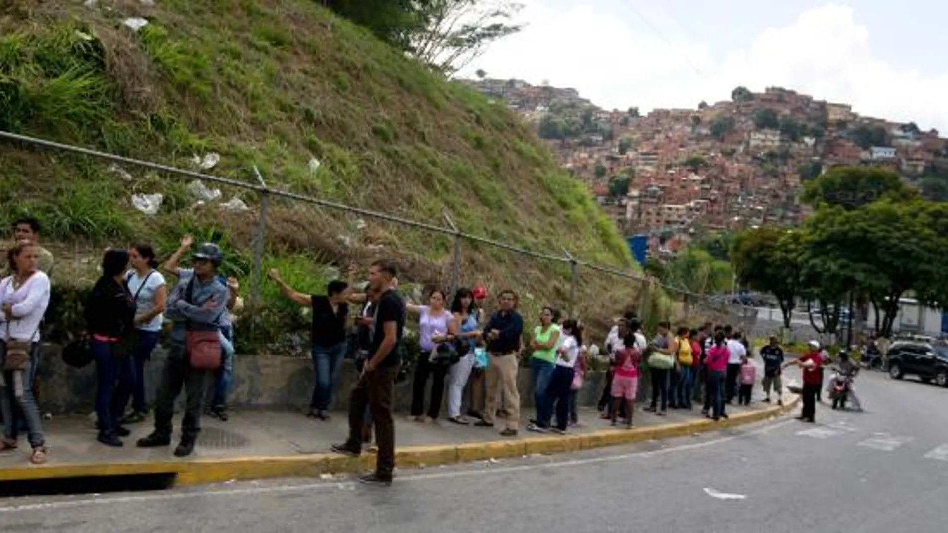 Colas para acceder a comprar en el supermercado Bicentenario, en Caracas, Venezuela