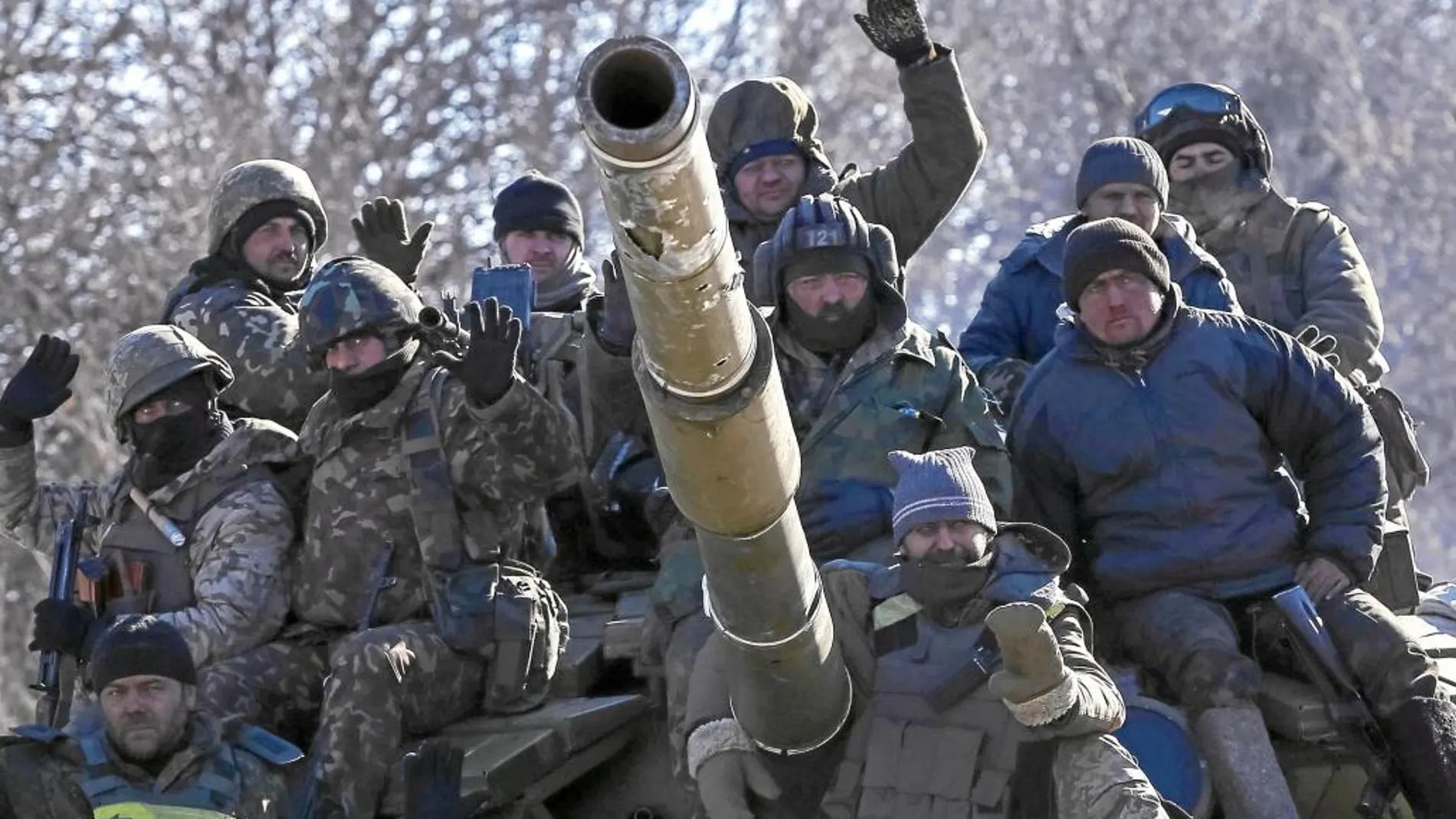 Soldados ucranianos, a su salida de Debaltsevo, donde más de 6.000 se encontraban atrapados