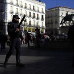 Un agente en la Puerta del Sol, donde se han elevado el número de efectivos ante la amenaza terrorista