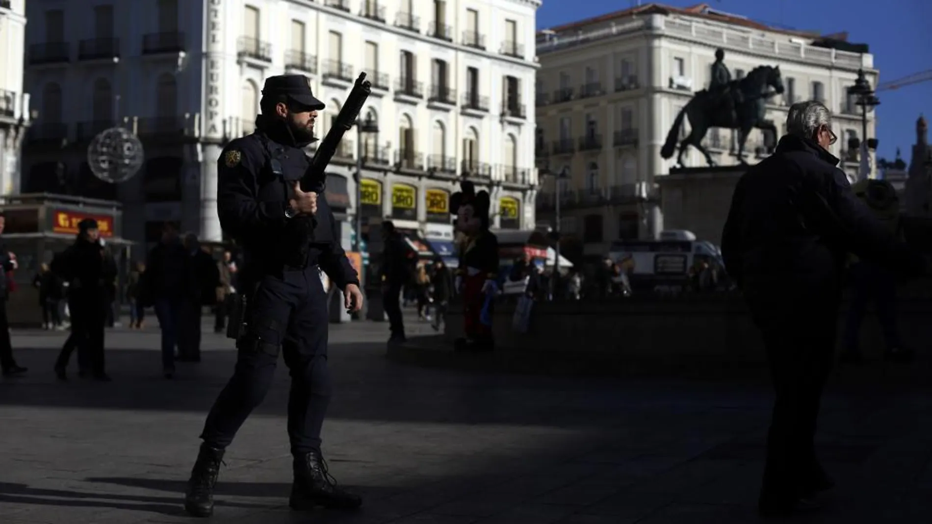 Un agente en la Puerta del Sol, donde se han elevado el número de efectivos ante la amenaza terrorista