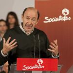 Rubalcaba frenará la estampida de ex ministros a las europeas