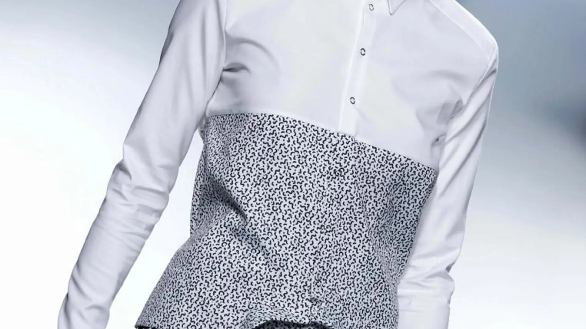 Una modelo desfila vestida por el diseñador malagueño David Delfín