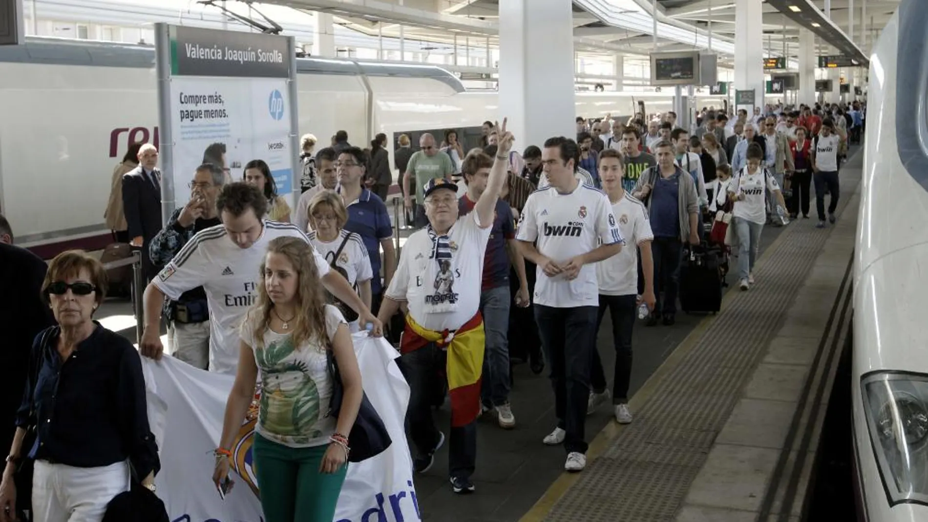 Aficionades del Real Madrid llegan a la estacion del AVE de Valencia