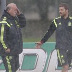 Vicente del Bosque conversa con Xabi Alonso durante el entrenamiento de la selección