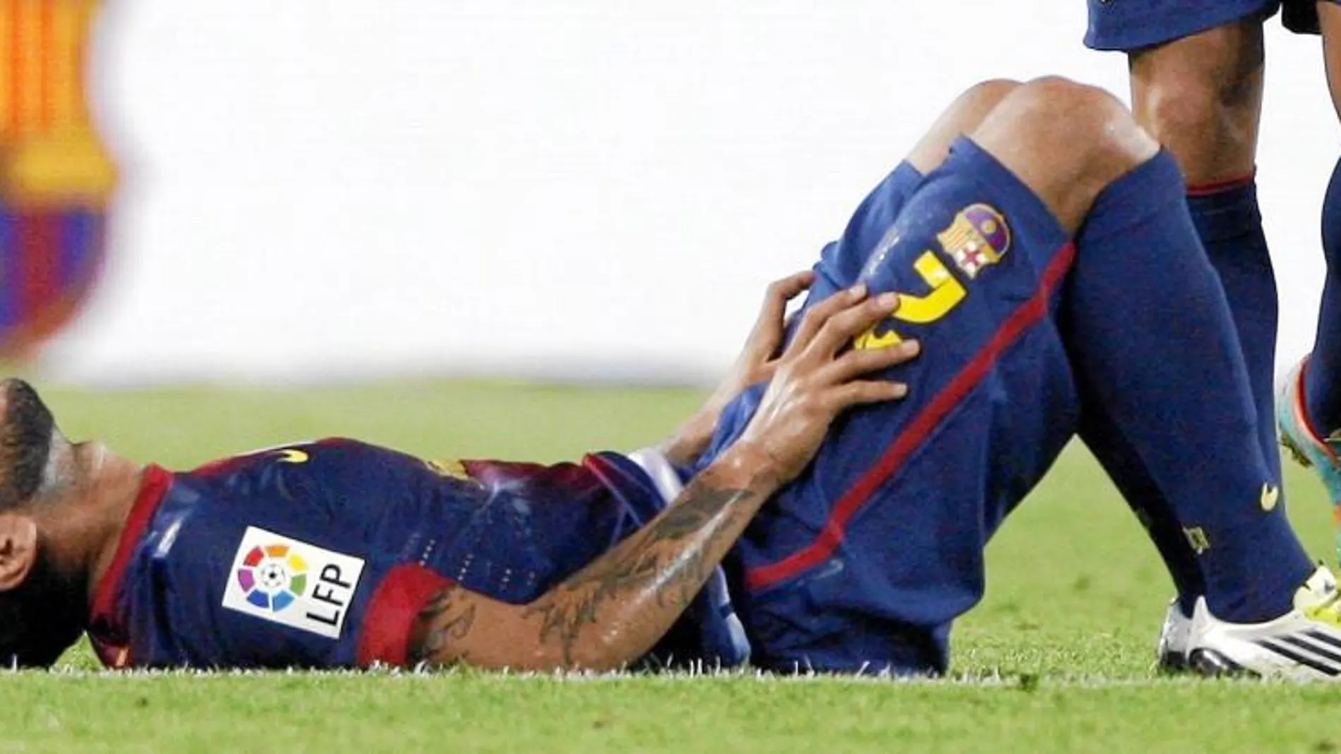 Alves se rompió el sóleo de la pierna derecha con Brasil y estará unos diez días de baja. Se pierde los dos próximos duelos