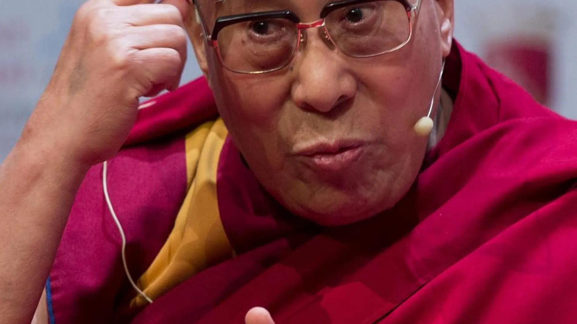 El Dalai Lama asiste a la Cumbre Mundial de Premios Nobel de la Paz celebrada en honor a Nelson Mandela en Roma.