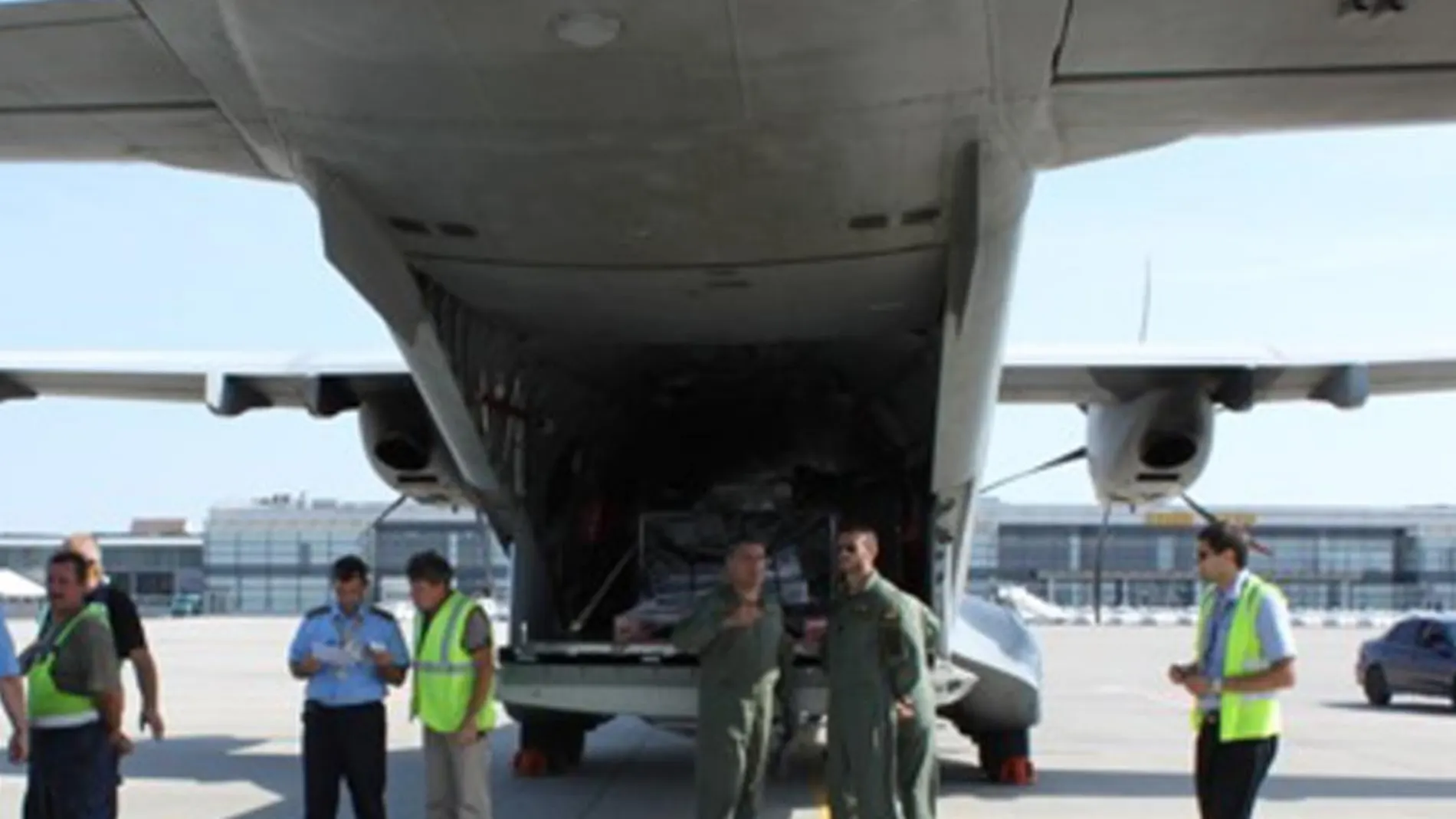 Los 2.080 kilos de material militar fueron trasladados en un avión C-295 del Ejército del Aire.