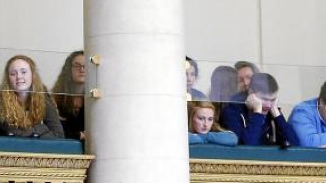 VOTACIÓN. Varios estudiantes acudieron ayer al Parlamento belga en Bruselas para seguir la votación