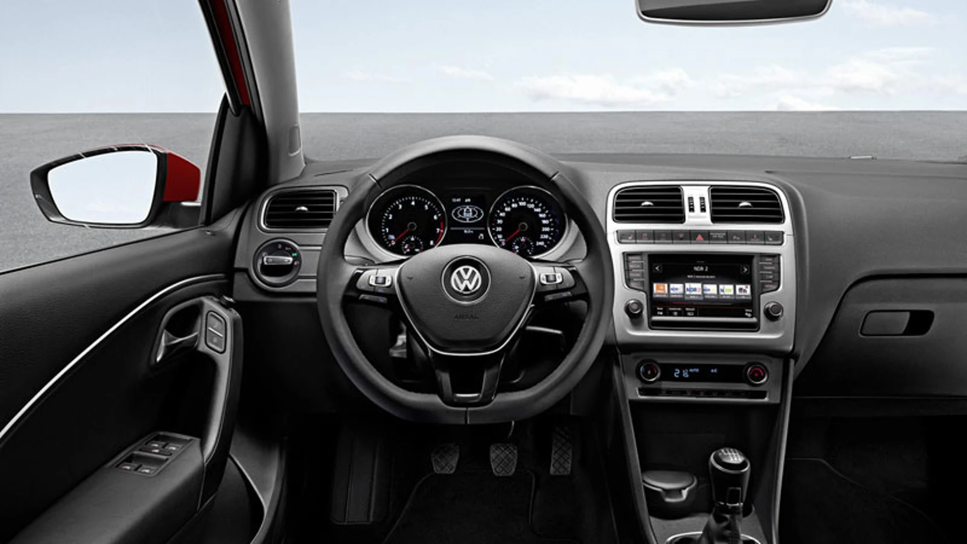 En el interior destaca el nuevo volante de tres radios de la gama Golf.