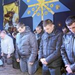 Policías arrodillados frente a policías que golpean