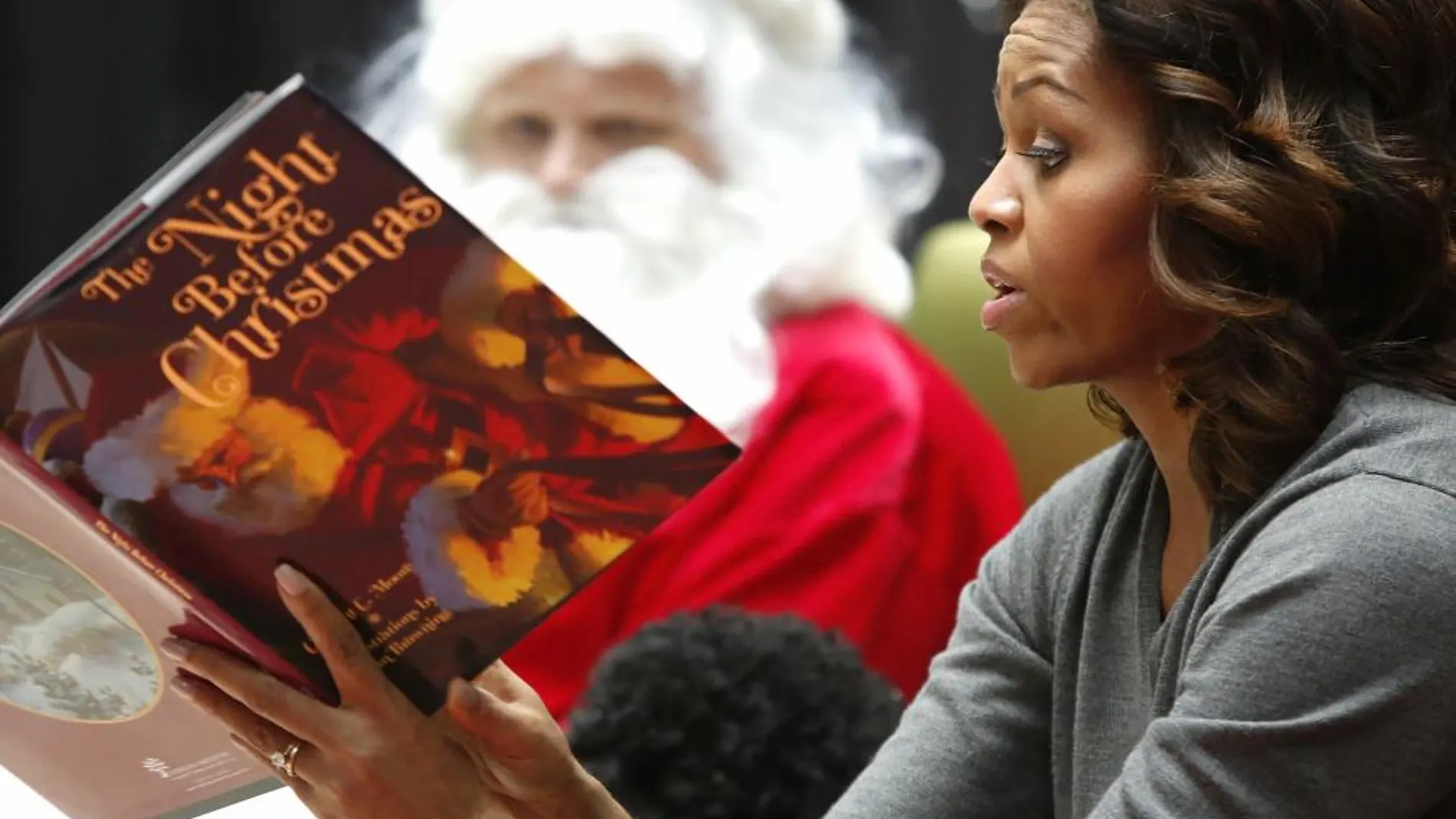 Michelle Obama leyendo un cuento navideños a los niños