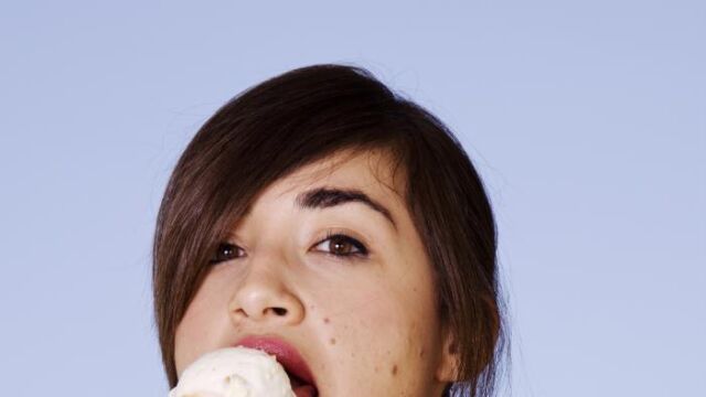 Una joven, con un helado de vainilla