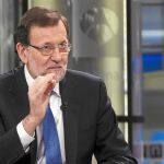 El presidente del Gobierno, Mariano Rajoy, durante un momento de la entrevista con Gloria Lomana, directora de Informativos de Antena 3