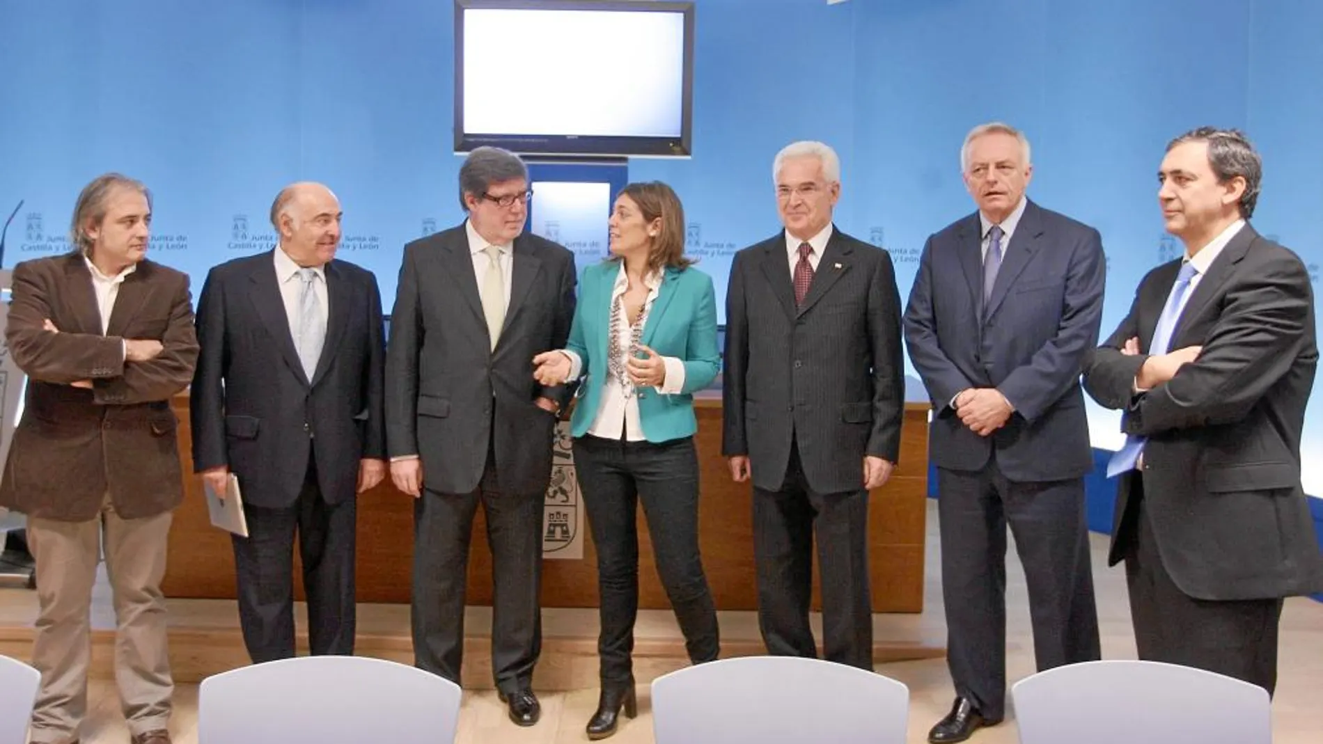 La consejera de Familia e Igualdad, Milagros, con los firmantes del protocolo de colaboración para poner en marcha el Fondo de Solidaridad