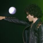 El cantante Enrique Bunbury durante un concierto en el Pabellón Príncipe Felipe de Zaragoza