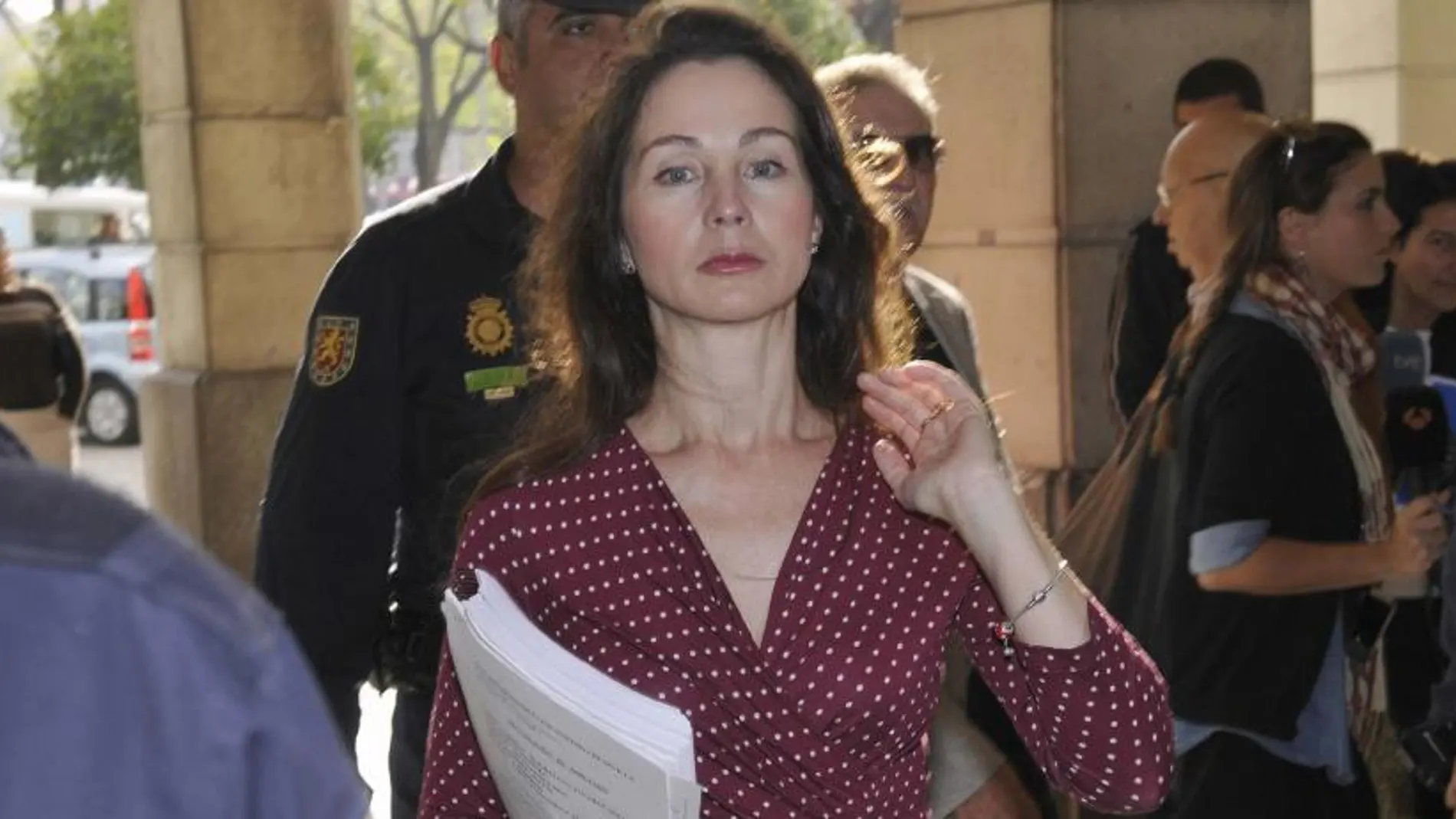 La juez que instruye los ERE fraudulentos, Mercedes Alaya, a su llegada a los Juzgados de Sevilla