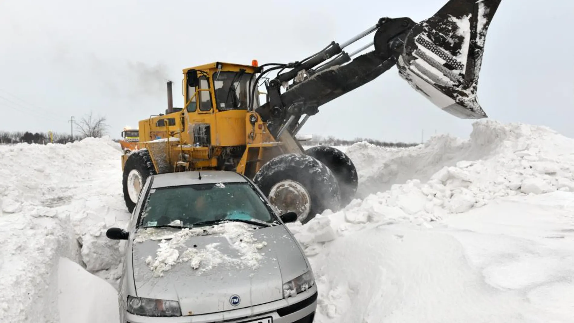 Una excavadora intenta rescatar un vehículo atrapado en la nieva cerca de  Backa Topola, en el norte de Serbia