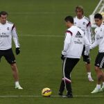 El jugadores del Real Madrid, Bale (i), Cristiano Ronaldo (3d), F. Coentrão (2d) y James Rodríguez (d), durante la última sesión de entrenamiento