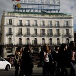 Vista de la madrileña Puerta del Sol con el cartel de Tío Pepe que se ha instalado en una nueva localización, frente a la Real Casa de Correos