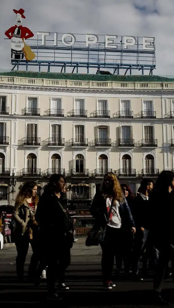 Vista de la madrileña Puerta del Sol con el cartel de Tío Pepe que se ha instalado en una nueva localización, frente a la Real Casa de Correos