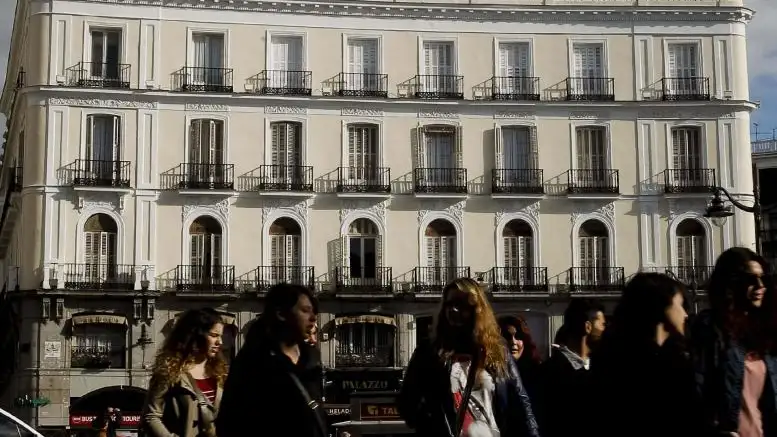 Vista de la madrileña Puerta del Sol con el cartel de Tío Pepe que se ha instalado en una nueva localización, frente a la Real Casa de Correos