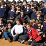 El diestro extremeño posa junto a decenas de niños en el ruedo del coso de Olivenza