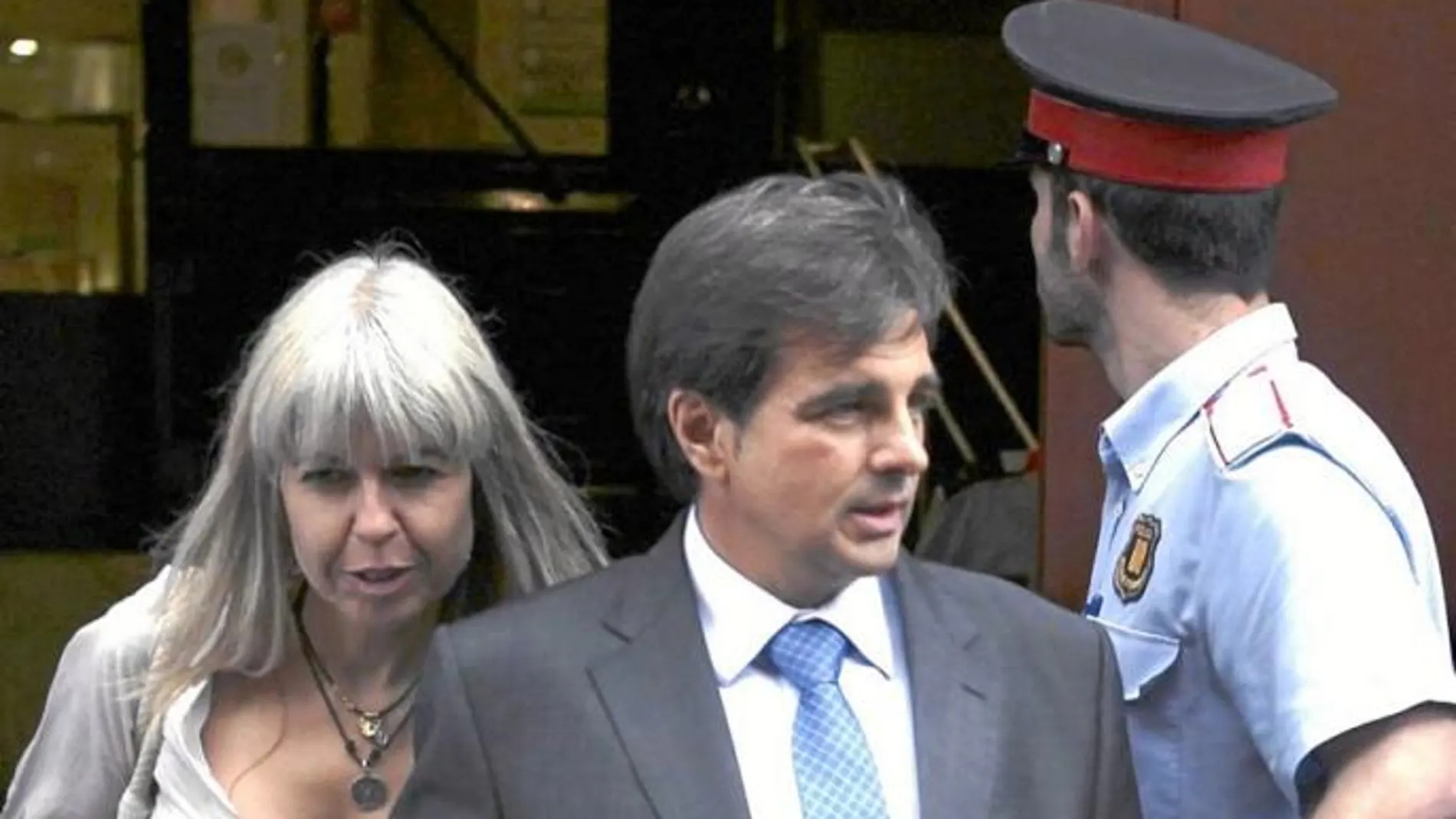 Lluís Corominas, junto a su esposa durante el juicio