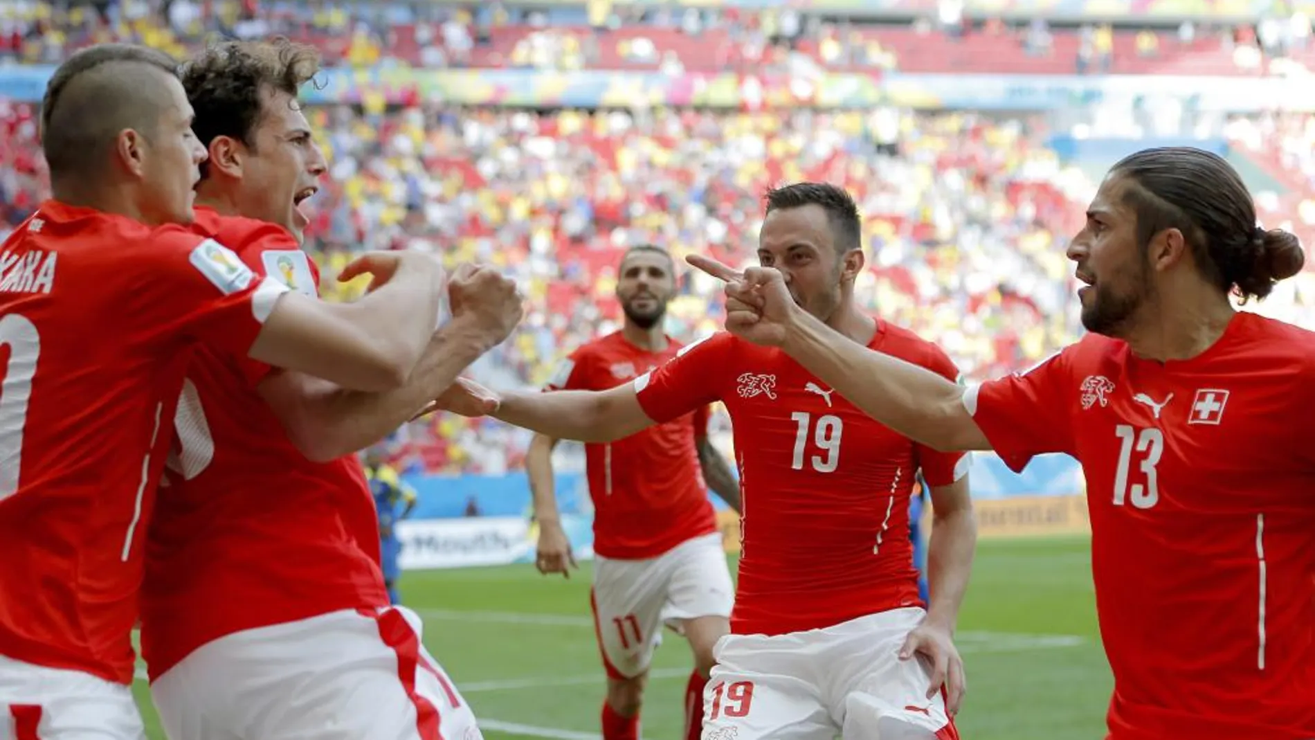 Admir Mehmedi celebra el gol del empate de Suiza ante Ecuador.