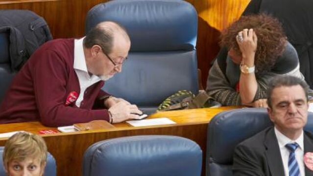 El pleno de ayer en la Asamblea dejó la imagen del diputado de IU, Miguel Ángel Reneses, fotografiando a modo de recuerdo el escaño vacío de Tania Sánchez.
