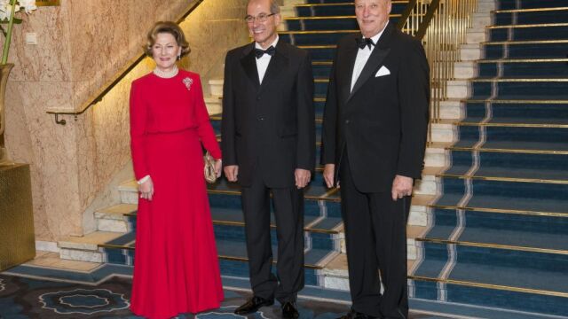 La reina Sonia (i) y el rey Harald (d) de Noruega