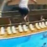 Un turista salta desde un balcón a una piscina en Ibiza. Varios turistas, entre ellos varios británicos, han muerto así.