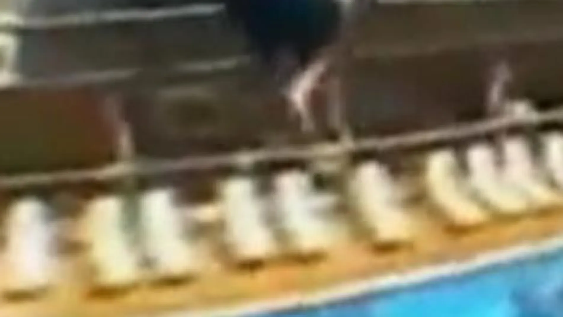 Un turista salta desde un balcón a una piscina en Ibiza. Varios turistas, entre ellos varios británicos, han muerto así.