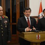 El primer ministro turco, Ahmet Davutoglu, anuncia la retirada de las tropas.