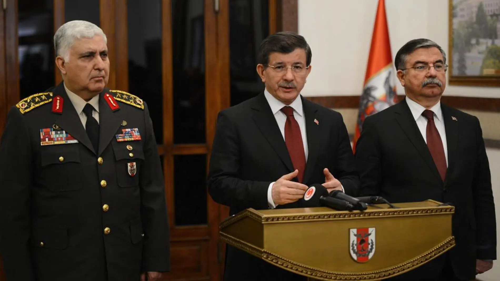 El primer ministro turco, Ahmet Davutoglu, anuncia la retirada de las tropas.