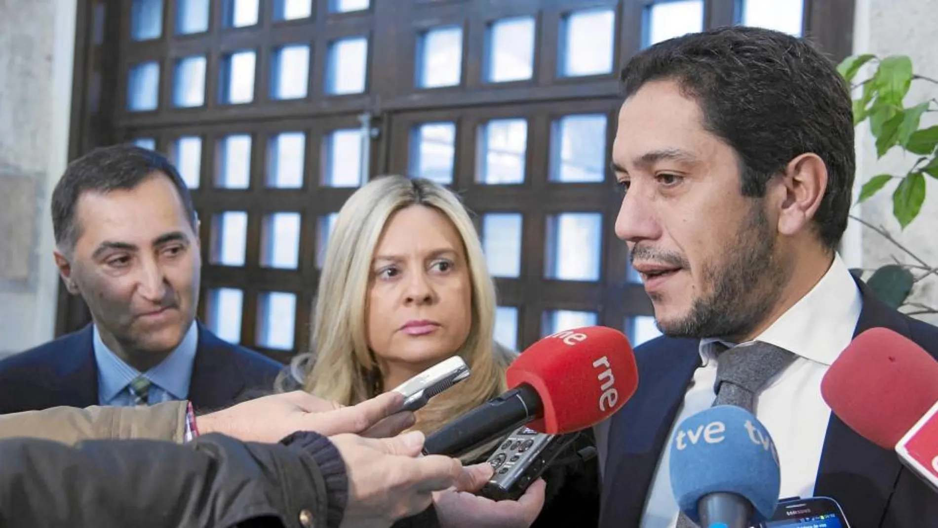 Antonio Morales Plaza, ex-secretario General del Consejo de Seguridad Nuclear, atiende a los medios en lugar de Santiago A. Rebollo, profesor de la UBU; y Victoria Méndez, de la Asesoría Jurídica del CSN