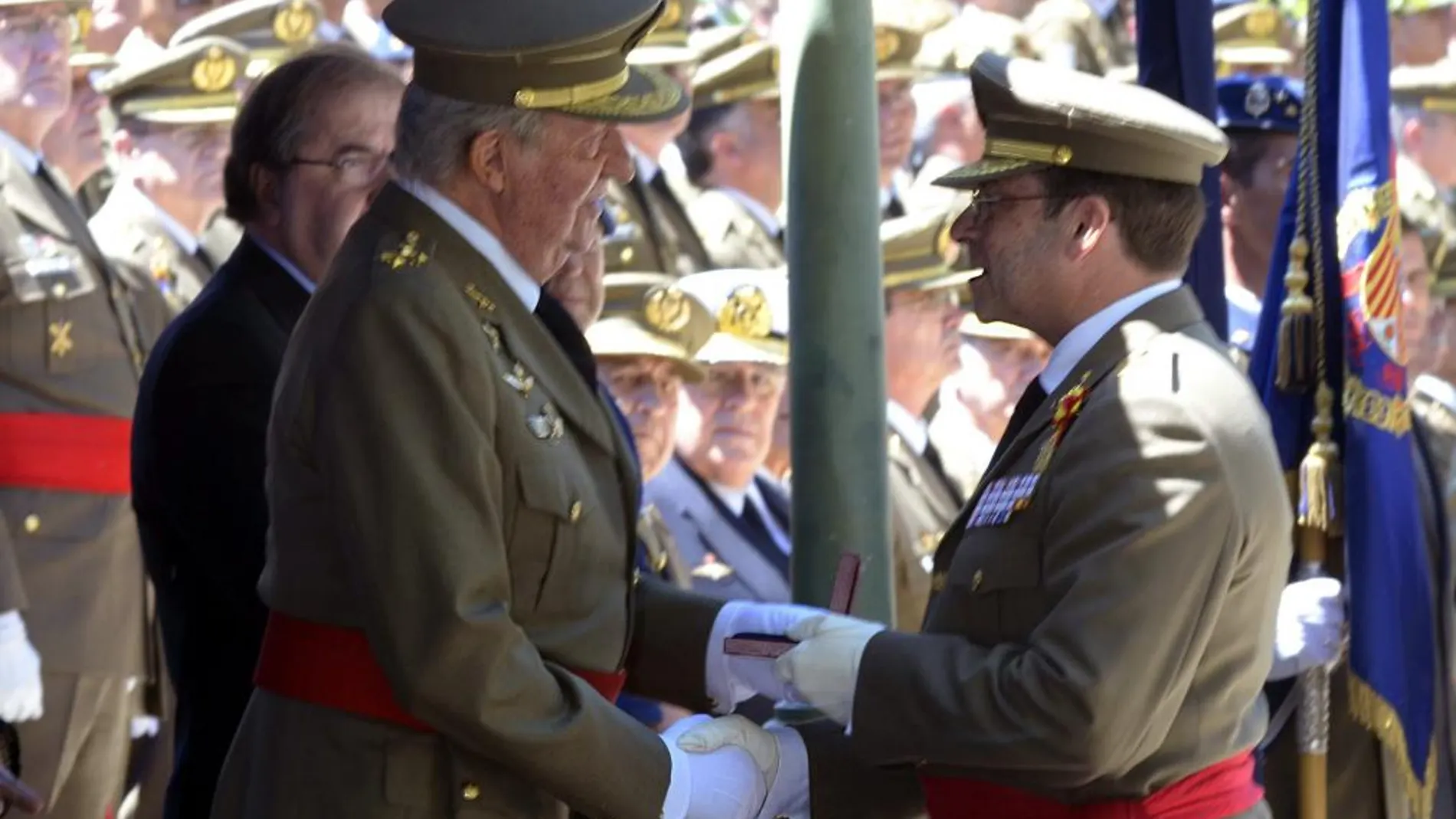 El Rey entrega la Medalla de Oro del Alcázar al director de la Academia de Artillería, el general Alfredo Sanz y Calabria