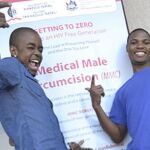 Estudiantes que han participado en la campaña de circuncisión en la Universidad de Zululandia