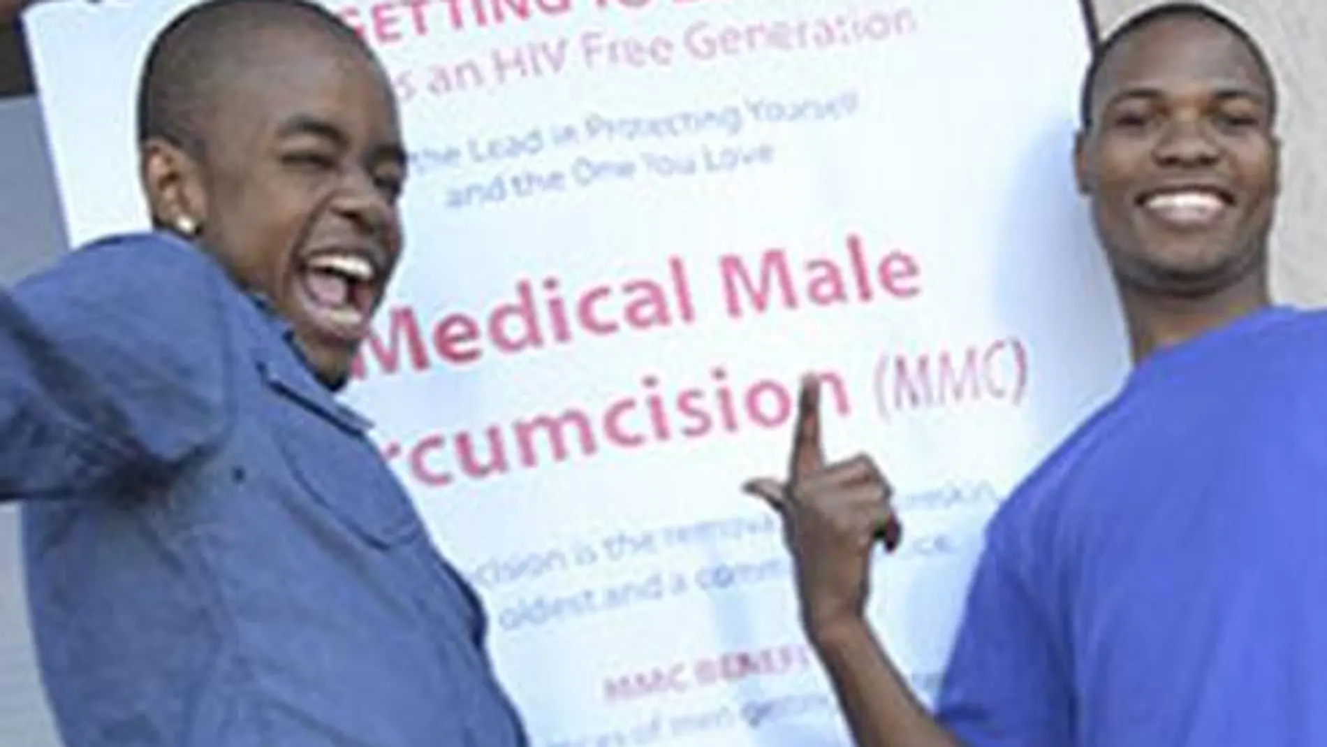 Estudiantes que han participado en la campaña de circuncisión en la Universidad de Zululandia
