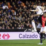 El delantero del Valencia Álvaro Negredo remata para marcar el tercer gol al Almería