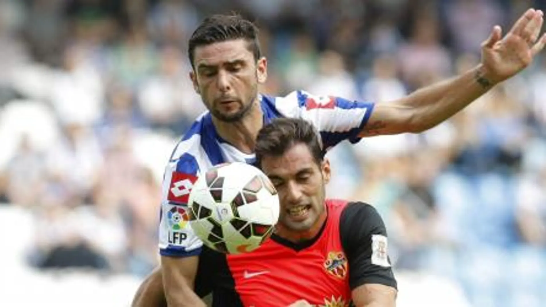 Helder Postiga lucha un balón con el delantero israelí de la UD Almería Tomer Hemed.