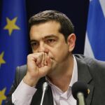 Alexis Tsipras ofrece una rueda de prensa tras finalizar la segunda jornada de la cumbre de jefes de Estado y de Gobierno de la UE.