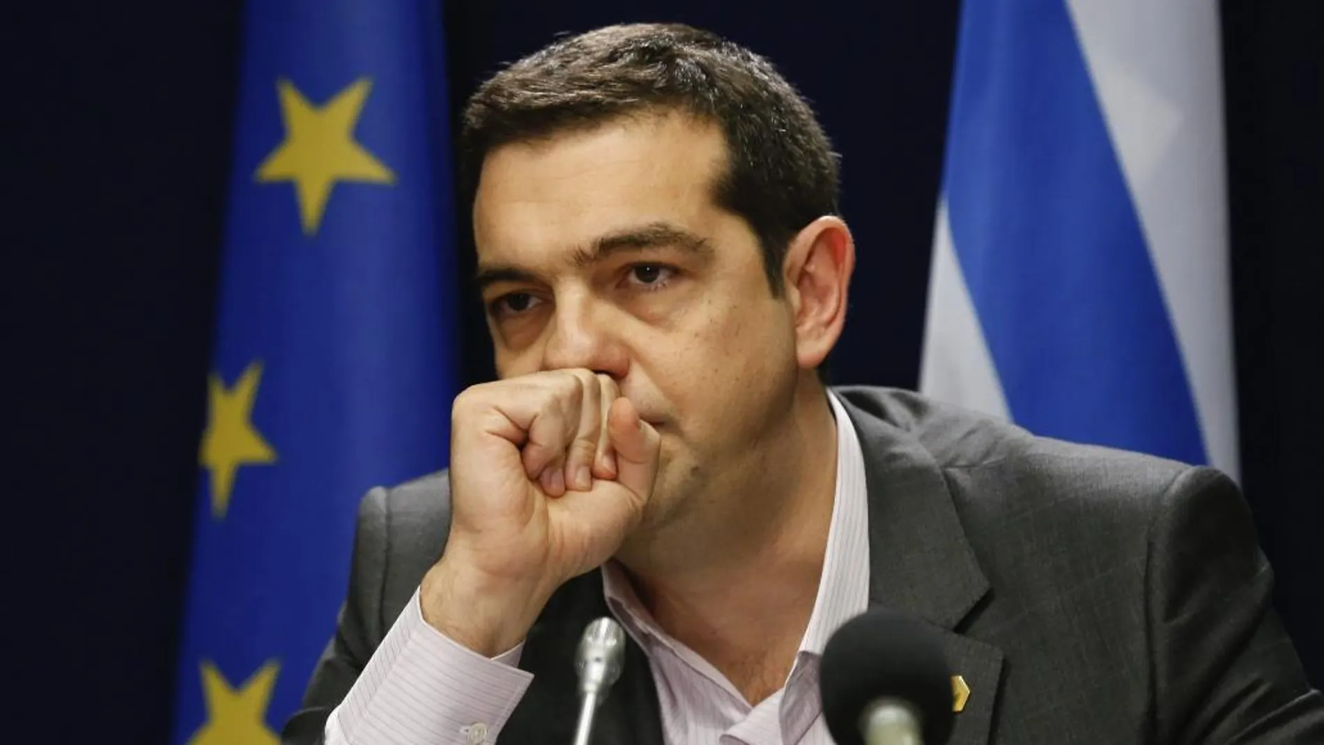Alexis Tsipras ofrece una rueda de prensa tras finalizar la segunda jornada de la cumbre de jefes de Estado y de Gobierno de la UE.
