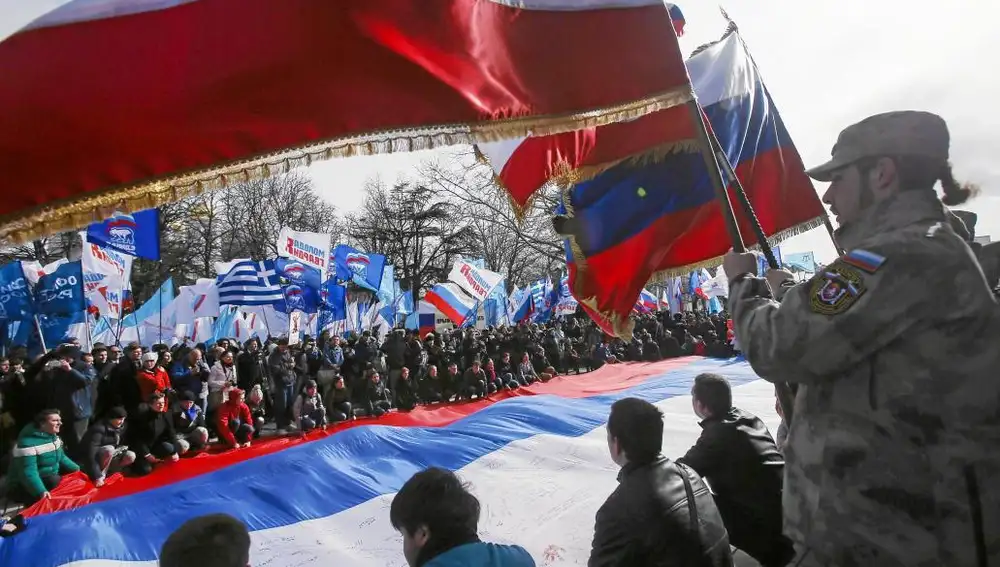 Un grupo de personas extiende una bandera rusa de 18 metros en Simferopol para celebrar el primer aniversario de la anexión de Crimea por la Federación Rusa