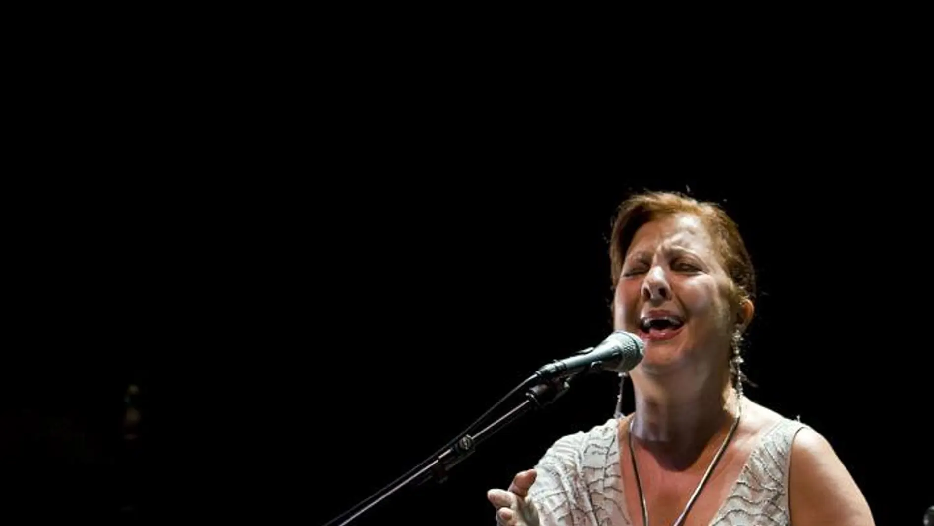 Carmen Linares: «Debería ser obligatorio escoger buenas letras para el flamenco»