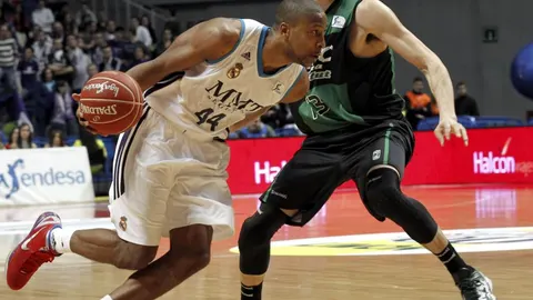 Los jugadores noreamericanos Marcus Slaughter, del Real Madrid, y Tony Gaffney, del Fiatc Joventut, durante el partido