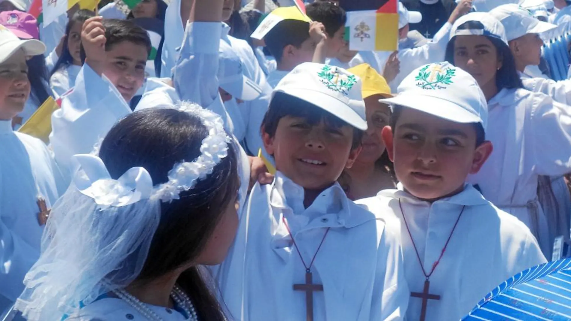 Un grupo de niños que ayer recibió la comunión