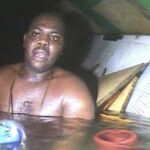 Harrison Odjegba Okene en el momento de ser encontrado por un buzo