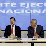 El presidente del Gobierno, Mariano Rajoy (2i), presidió la primera reunión del año del Comité Ejecutivo del PP. A su lado, María Dolores de Cospedal, Javier Arenas (2d) y Esteban González Pons.