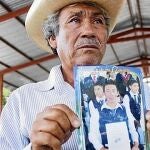 Campesino de profesión, muestra una foto de su hijo, uno de los 43 estudiantes secuestrados. «Creo que Jhosivani está vivo», sostiene sin perder la esperanza.